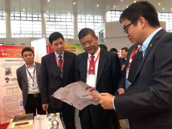 教育部职成司司长陈子季莅临永利官网技术研发与应用成果展展位参观指导
